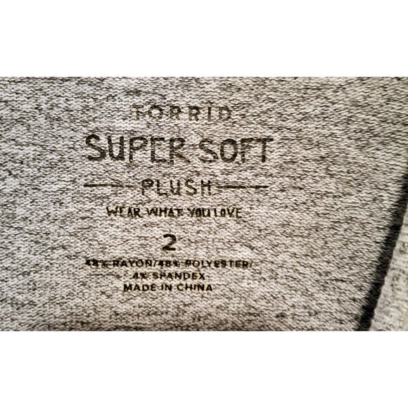 Super Soft Gray V-Neck Plush High-Low T-Shirt By Torrid Size 2 - Picture 2 of 3